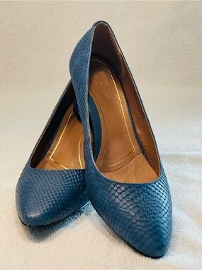NWOT Vionic Madison Mia Blue Snake Print Leather Pointed Toe Block Pump Heels
